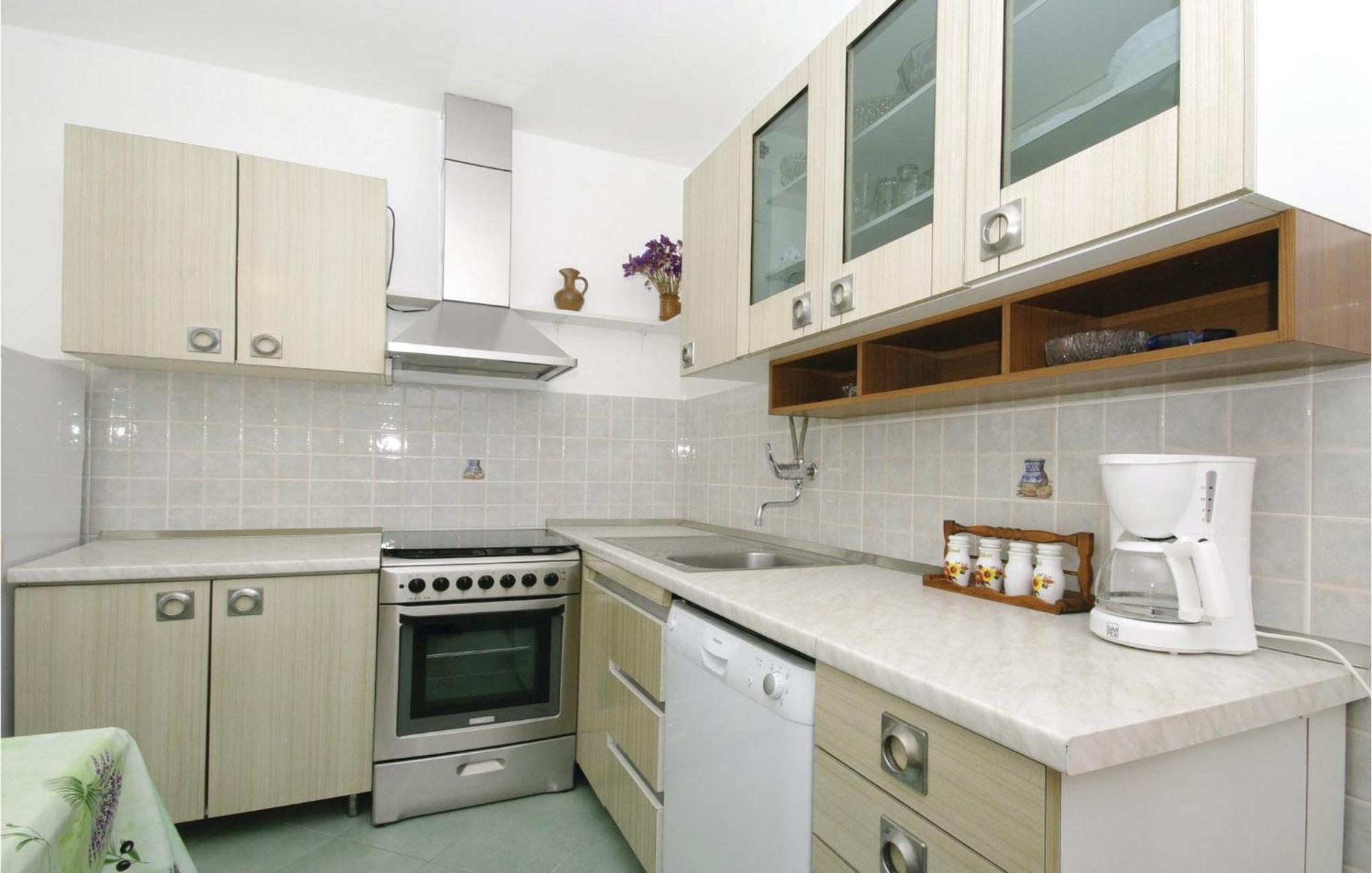 1 Bedroom Nice Apartment In Kastel Sucurac Kastela Exterior photo